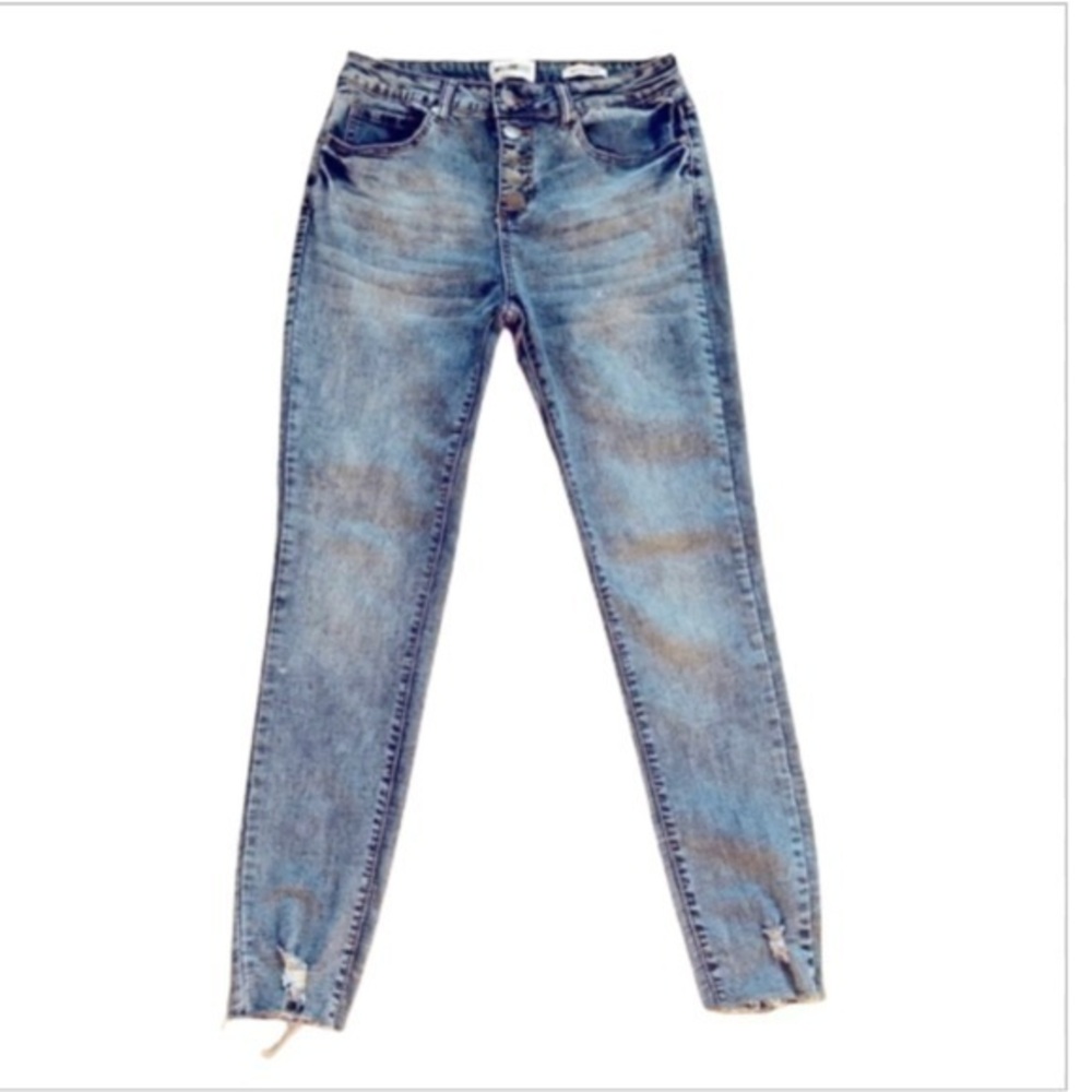 WILLIAM RAST sculpted high rise button fly women’s jeans.Size 27 with 27” inseam